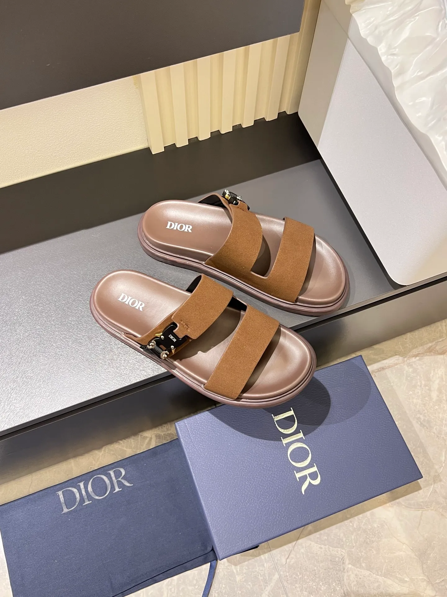 Men's Men's Shoes 💰p320 Dio* Men's Sandals Slippers. Showcasing Dior haute couture design. The Dior gray suede strap is accented with an aluminum Dior buckle for added style. Paired with a comfortable tonal notch sole, they pair easily with shorts or jeans for a sophisticated look. Main body: suede cow leather, technical fabric lining: cow leather, with adjustable straps, aluminum Dior buckle, Dior gray EVA insole, tonal notched rubber outsole splicing structure, size: 38-44 (customized at 45.46)